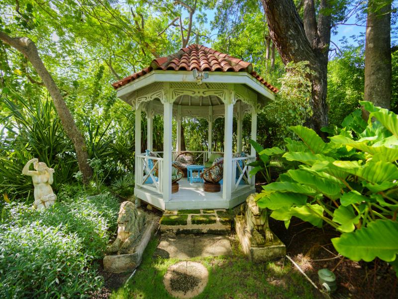 Faul Haus- Beachfront Cottage West Coast , Beach Front , St James , West Coast  