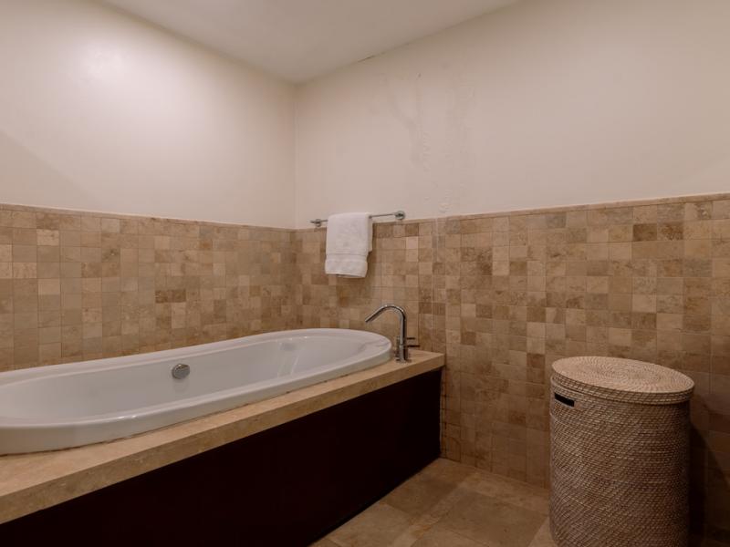 Beachfront - Sandy Cove 102 , Beach Front , Paynes Bay , Sandy Cove , St James , West Coast  
