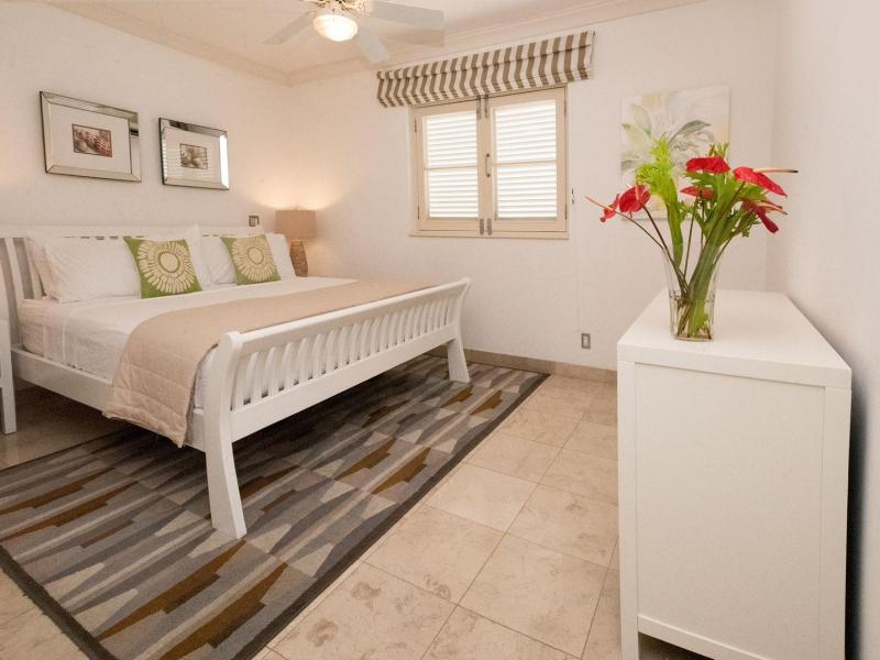 Waterside 104 - Beachfront , Paynes Bay , St James , West Coast  